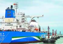 全球首艘LNG双燃料油轮在福建炼化卸油